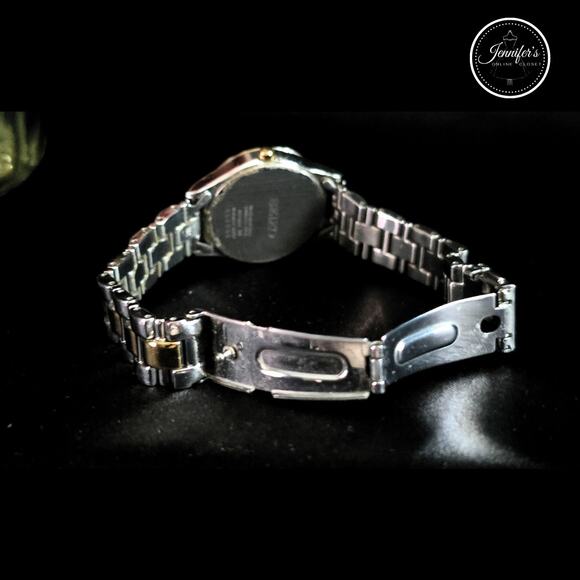 Seiko Women's Vintage V137-0AA0 Two-Toned Mother of Pearl Solar Watch - Picture 8 of 13